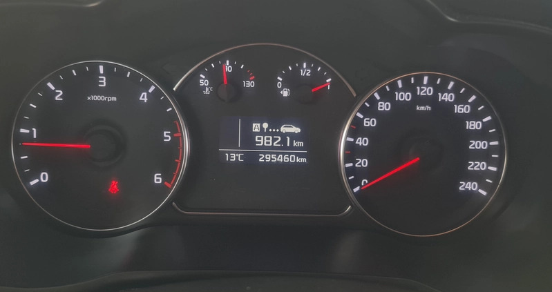 Kia Carens cena 32000 przebieg: 295000, rok produkcji 2013 z Słupsk małe 106